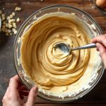 impasto delle crepes di grano saraceno in una ciotola