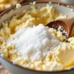 zucchero e burro in una ciotola