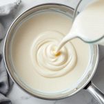 latte aggiunto alla crema pasticcera