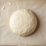 impasto di pasta frolla su carta da forno