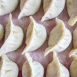 I ravioli su un canovaccio o su un vassoio infarinato