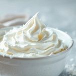 panna montata a neve ferma in una ciotola