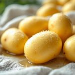 patate lavate sotto l'acqua