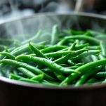 La pulitura e la cottura dei fagiolini