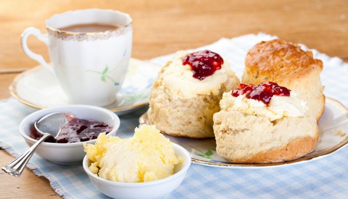 Il tè con latte è tipico della tradizione inglese: ecco come prepararlo, per portare questa dolcissima abitudine anche a casa tua