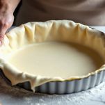 Pasta frolla nella teglia bucherellata