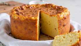 Torta di Pasqua salata dorata pronta da servire