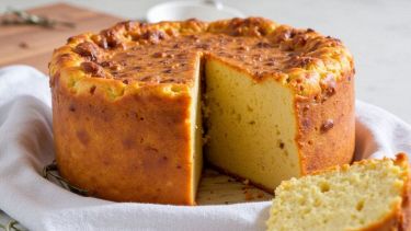 Torta di Pasqua salata dorata pronta da servire