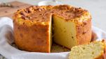 Torta di Pasqua salata dorata pronta da servire