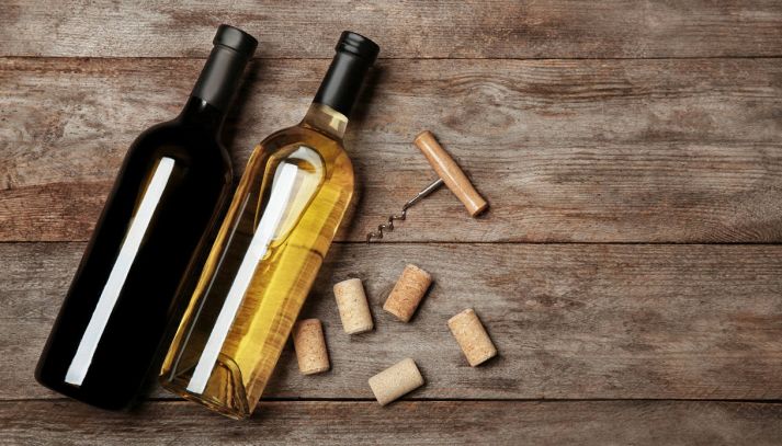 Come aprire una bottiglia di vino con tappo di plastica - Cantine di  Dolianova