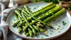 Asparagi in padella pronti da gustare.