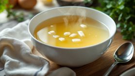 Brodo di pollo con verdure cotto e filtrato