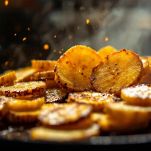 La seconda friggitura delle fette di platano