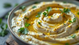 Crema morbida di melanzane guarnita con olio e erbe