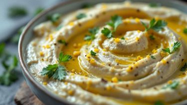 Crema morbida di melanzane guarnita con olio e erbe