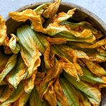 ciotola con fiori di zucca