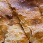 Focaccia di Recco al formaggio appena sfornata