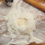 Farina a fontana sulla spianatoia