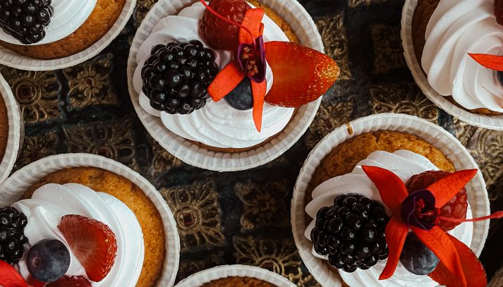 Cupcakes con marmellata di fragole, frutti di bosco e fiori eduli