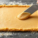 Stesura dell'impasto delle panelle