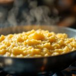 Piatto di risotto alle fragole pronto per essere gustato.