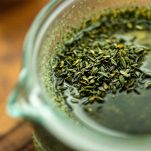 Foglie di tè in infusione