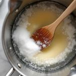 Acqua e zucchero in pentola