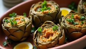 Piatto di carciofi gratinati al forno pronti da servire
