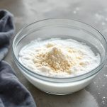 Un cubetto di lievito che si scioglie in un bicchiere d'acqua tiepida.