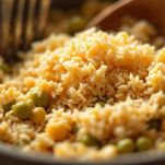 L'unione dei fiocchi di riso con i piselli