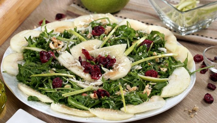 Carpaccio verde con bacche di Goji, pecorino romano e nocciole