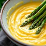 Uova e asparagi mescolati