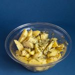 In una teglia o un recipiente di vetro, unite le patate e l’aglio