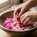 preparazione della marmellata di rose con petali non trattati