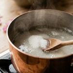 zucchero e acqua sul fuoco per marmellata di rose