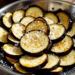 Disponete le fette di melanzana in uno scolapasta