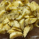 A metà cottura, mescolate delicatamente le patate per garantire una doratura uniforme