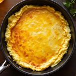 Omelette ripiegata e pronta per essere servita.