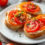 Fette di pomodoro sul pane