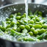 asparagi e fave scolati con l'acqua fredda