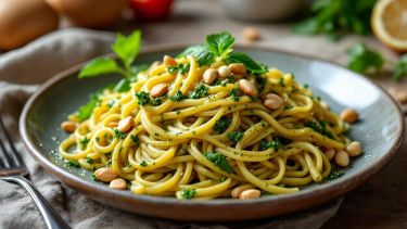 Ciotola di pesto di rucola pronto da servire.