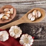 Prendete 2 spicchi di aglio e schiacciateli leggermente senza rimuovere la buccia