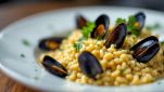 Piatto di risotto alle cozze cremoso e profumato