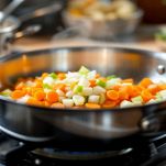 Soffritto per il risotto rosso alla barbabietola