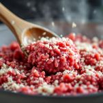 Mantecatura risotto rosso alla barbabietola