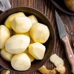 Sbucciate 600 g di patate, eliminando con cura la buccia sottile