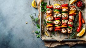 Pesce, calamari, gamberoni per gli squisiti spiedini al forno