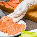 Tagliate il salmone a listarelle
