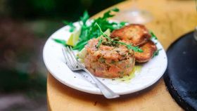 Tartare di salmone, la ricetta gourmet facile da fare a casa