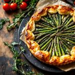 Torta salata con asparagi pronta